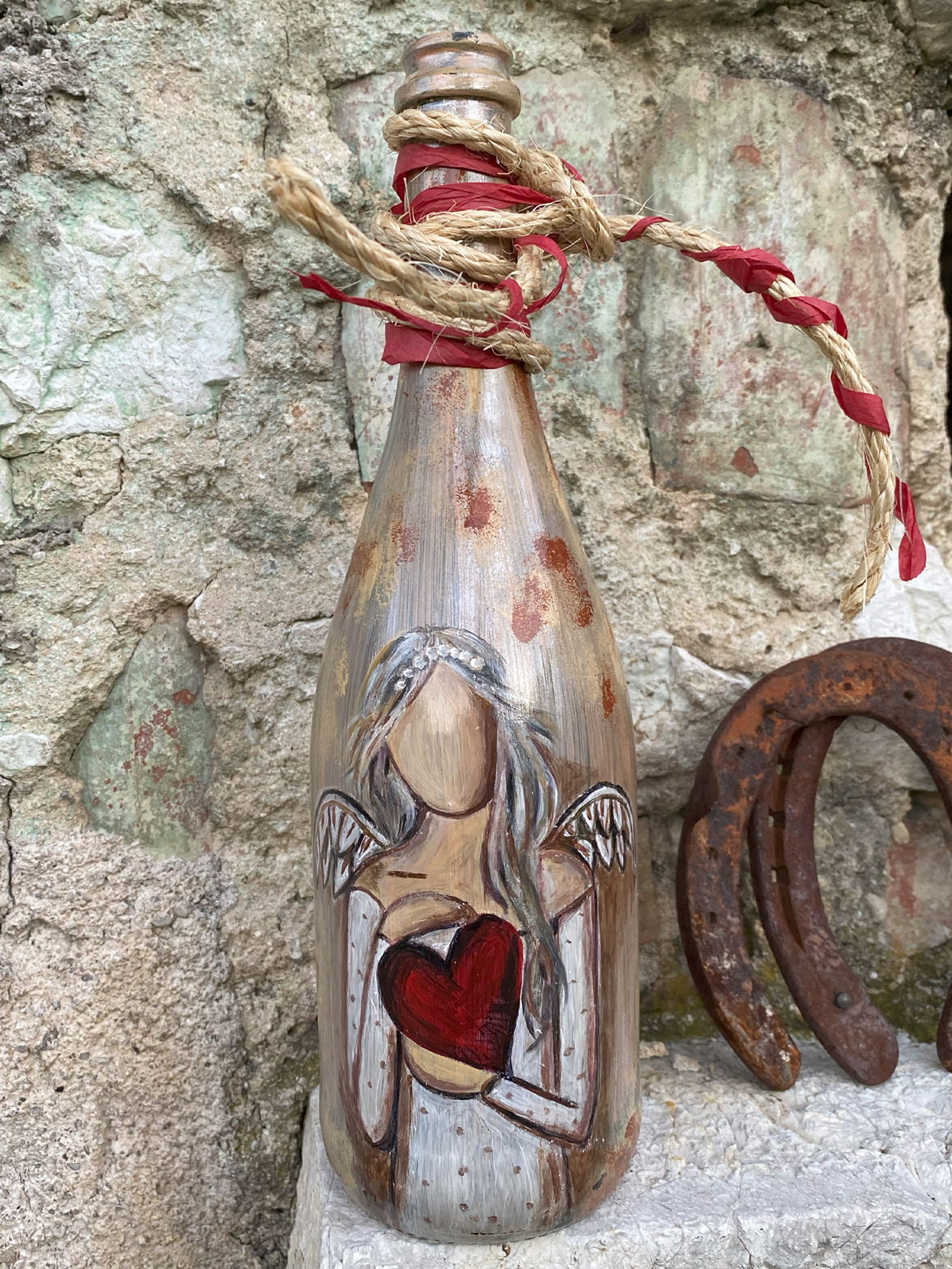 Angelo donna con un cuore in mano