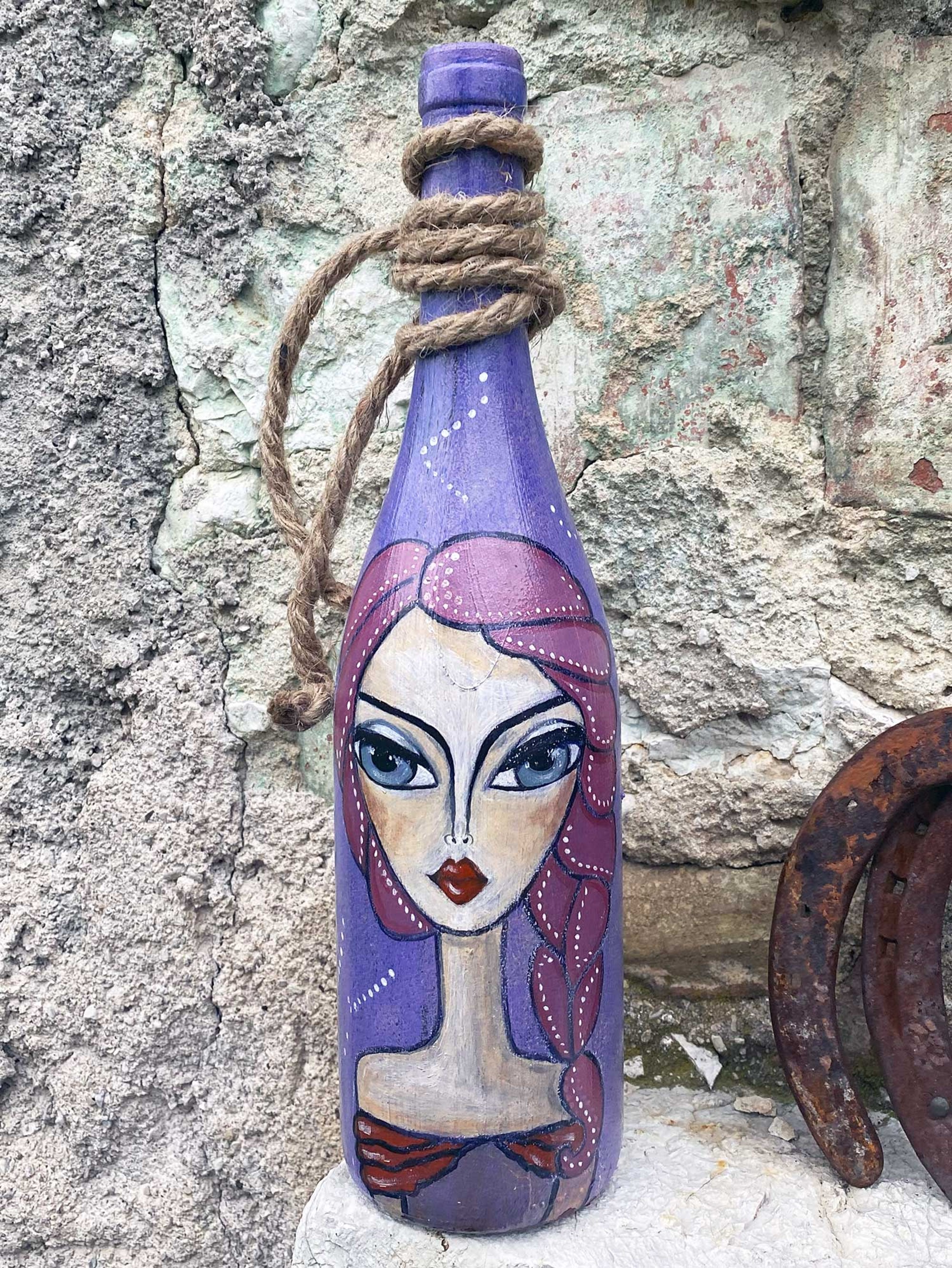 Donna elegante dallo sguardo intenso